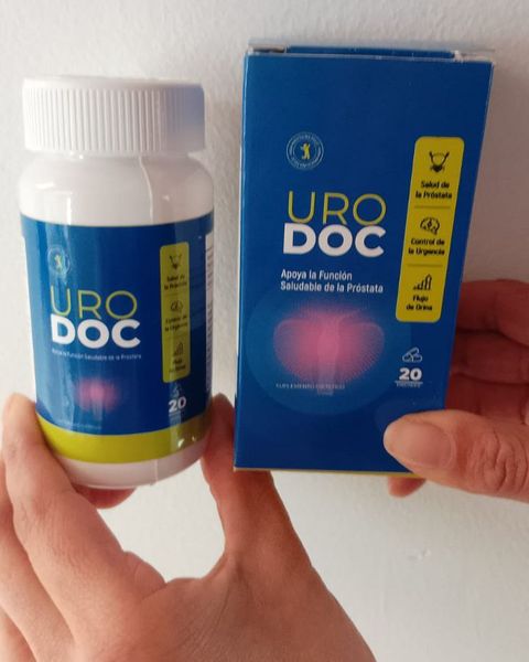 Mano sosteniendo el frasco y la caja de UroDoc
